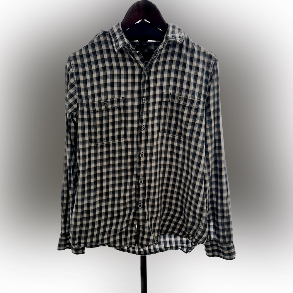 Men’s M slim-fit Bass, cotton button-down in small blue/black/white plaid.